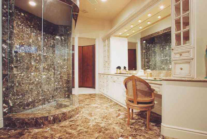 интерьер ванной комнаты с душевой кабиной примеры